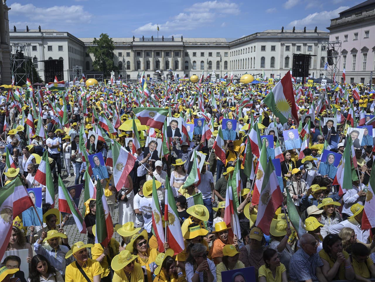 Ľudia sa zúčastňujú na zhromaždení organizovanom Radou národného odporu Iránu (NWRI) a mávajú iránskymi vlajkami deň po prezidentských voľbách, ktoré sa konajú v Iráne, v sobotu 29. júna 2024 v Berlíne.