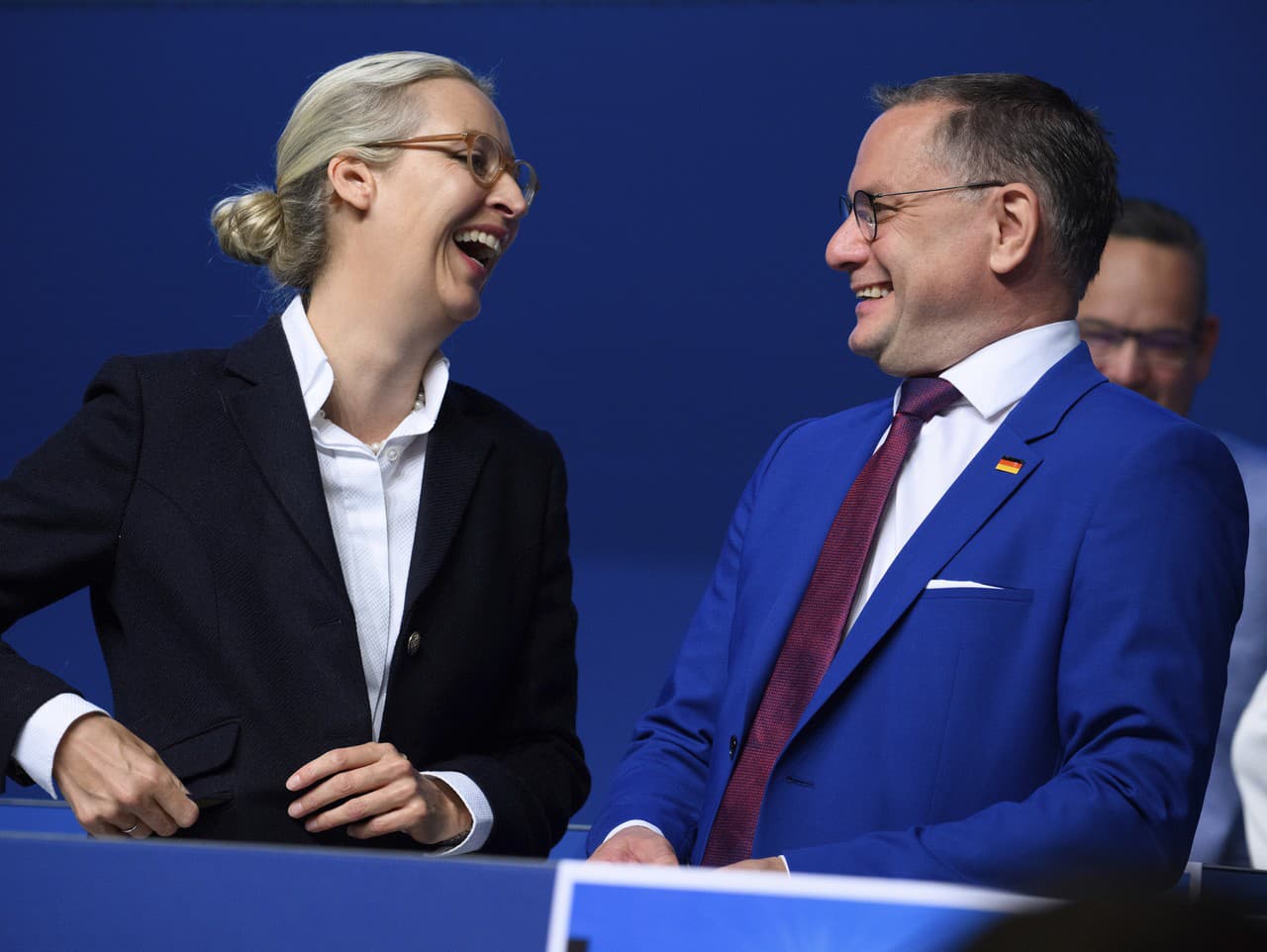 Spolupredsedovia krajne pravicovej strany Alternatíva pre Nemecko (AfD) Alice Weidelová a Tino Chrupalla sa usmievajú po začiatku snemu strany v essene v sobotu 29. júna 2024.
