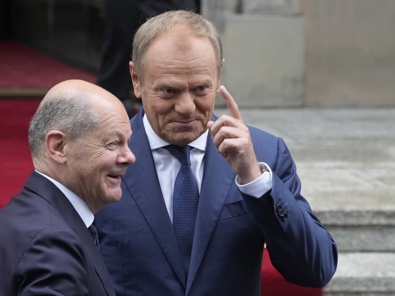 Nemecký kancelár Olaf Scholz (vľavo) a poľský premiér Donald Tusk (vpravo)