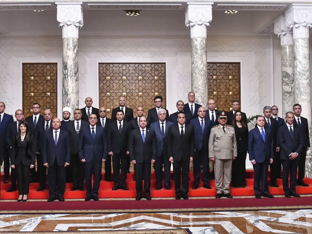 Na snímke egyptský prezident Abdal Fattáh Sísí (uprostred) pózuje s novým egyptským kabinetom na čele s premiérom Mustafom Madbúlim (štvrtý zľava) v paláci Al-Ittihádíja v Káhire v stredu 3. júla 2024. 