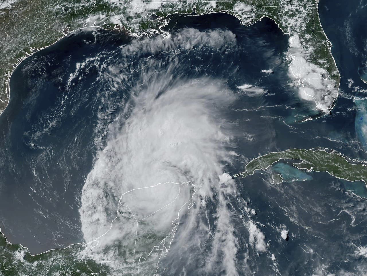 Na satelitnej snímke GOES-16 GeoColor z piatka 5. júla 2024 o 16:16 EDT, ktorú poskytla NOAA, je hurikán Beryl nad mexickým polostrovom Yucatán. 