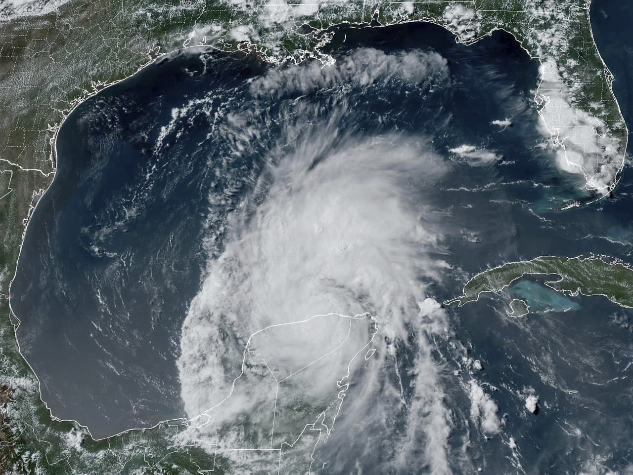 Na satelitnej snímke GOES-16 GeoColor z piatka 5. júla 2024 o 16:16 EDT, ktorú poskytla NOAA, je hurikán Beryl nad mexickým polostrovom Yucatán. Texaské úrady vyzvali obyvateľov pobrežia, aby sa pripravili na to, že búrka sa blíži k Mexickému zálivu.