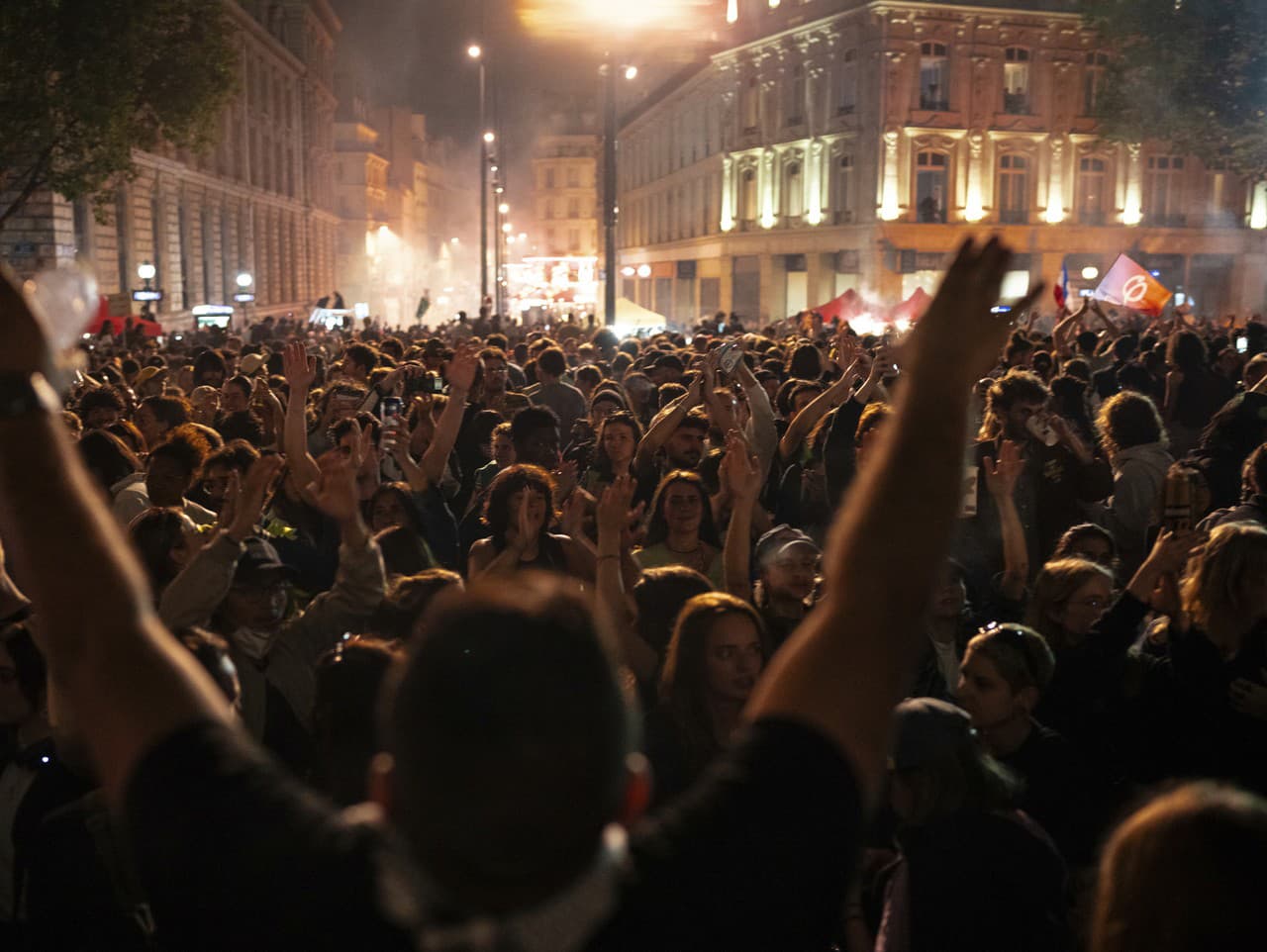 Ľudia sa zhromažďujú na námestí Republique po druhom kole parlamentných volieb v nedeľu 7. júla 2024 v Paríži. 