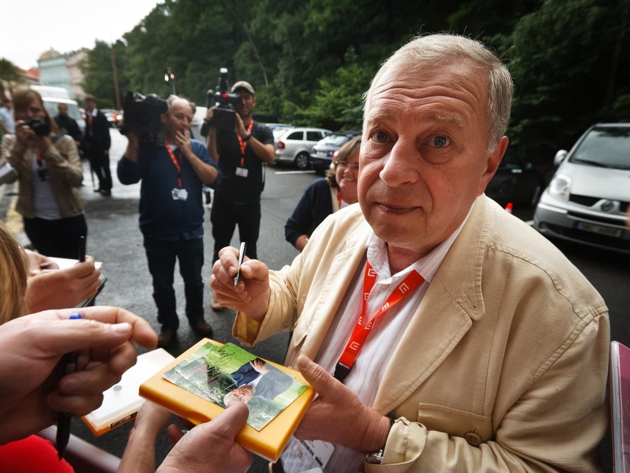 Jerzy Stuhr na MFF Karlove Vary 2011 rozdával autogramy za hotelem Thermal. 