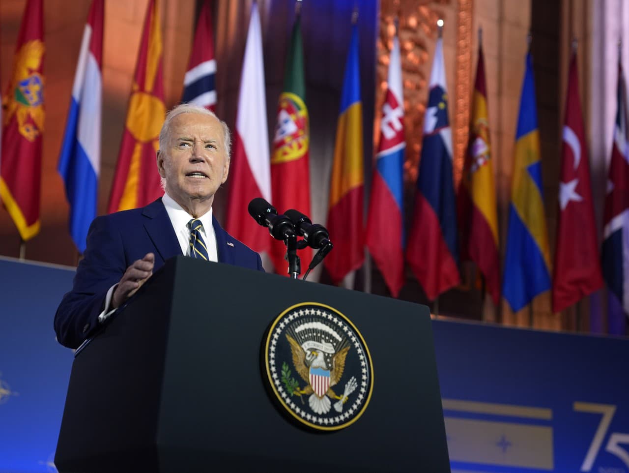 Joe Biden počas prejavu na slávnostnej ceremónii NATO