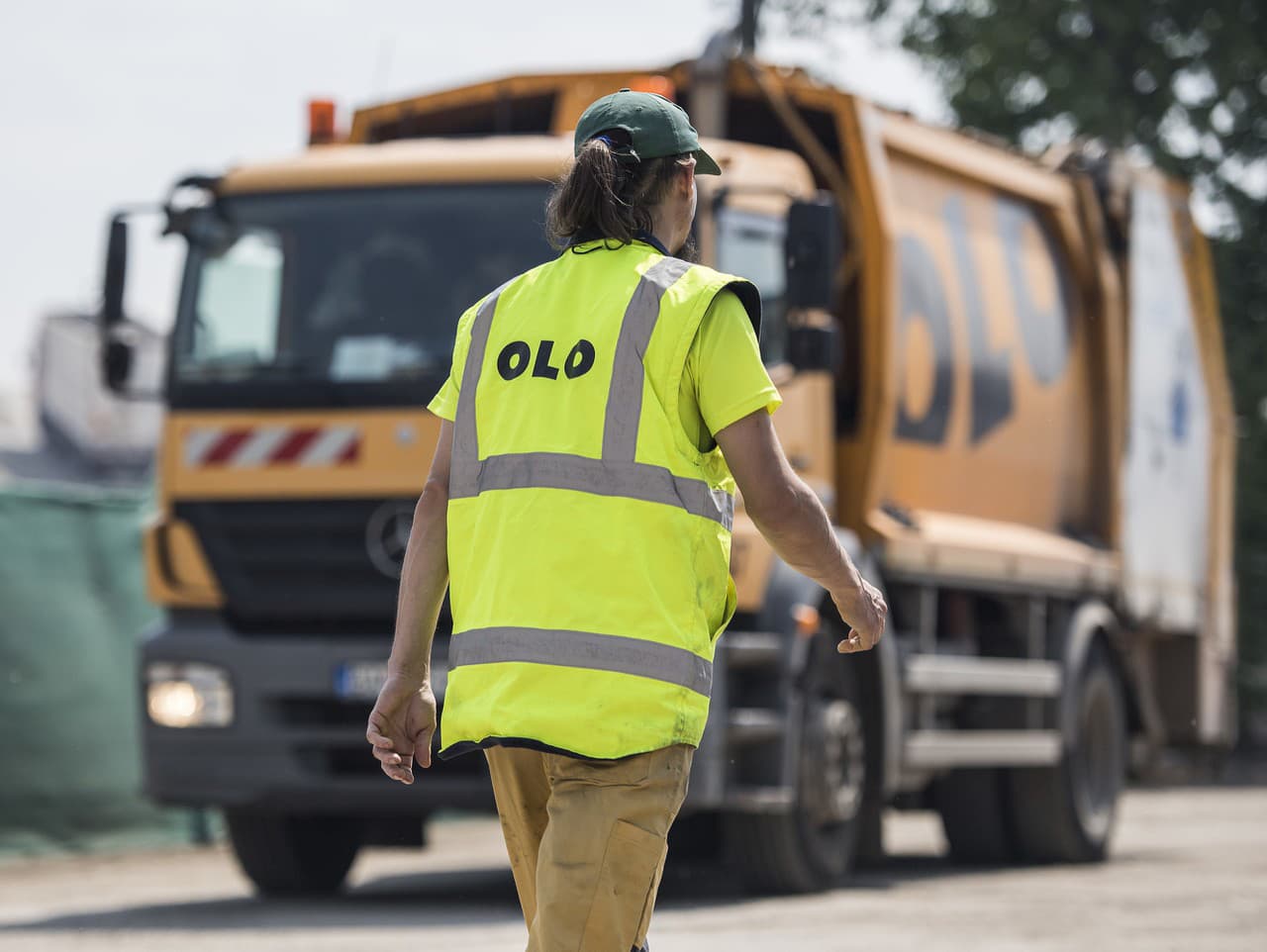 Na snímke pracovník Odvozu a likvidácií odpadu (OLO)