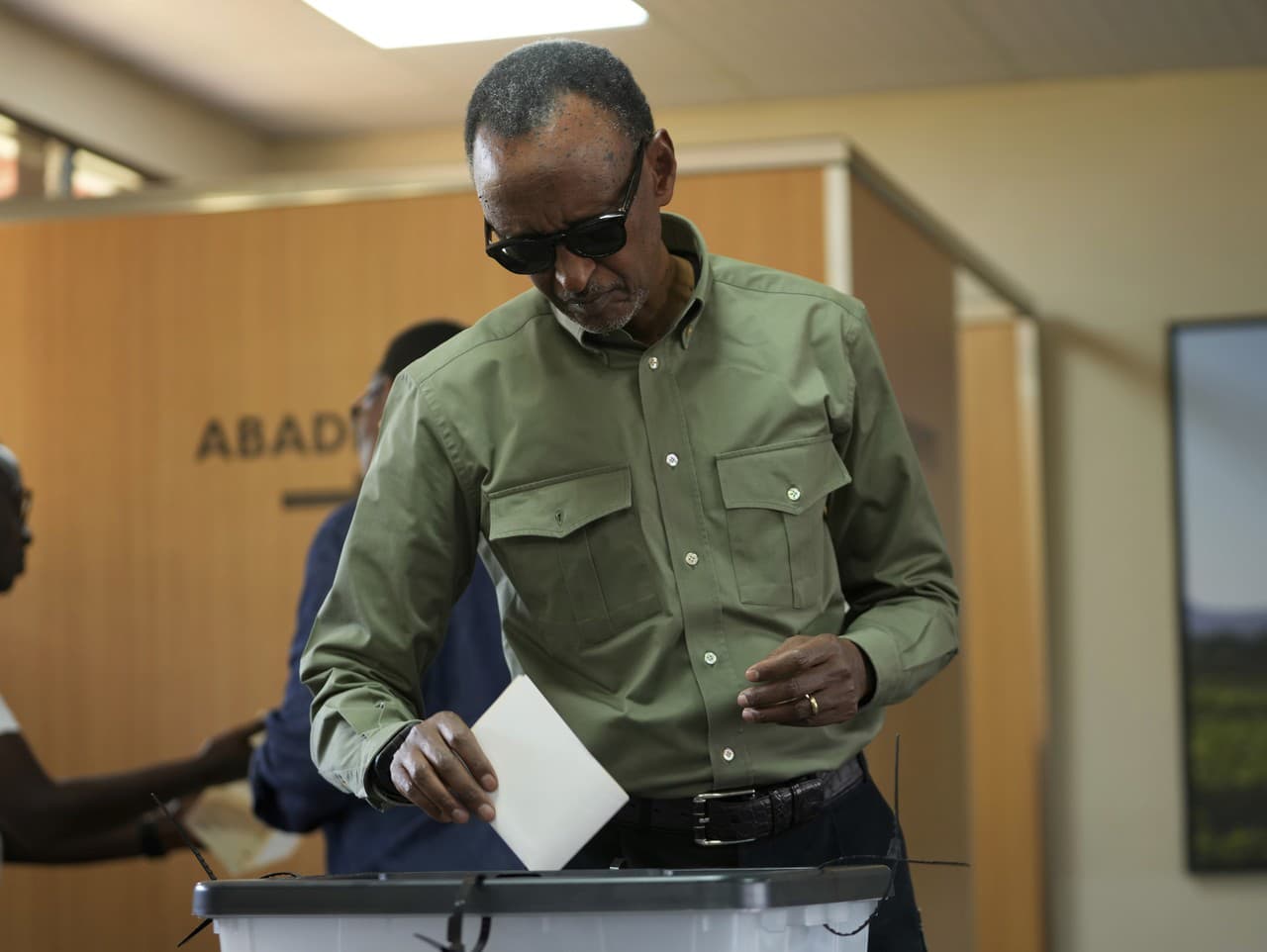 Rwandský prezident Paul Kagame hlasuje v prezidentských a parlamentných voľbách v Rwande