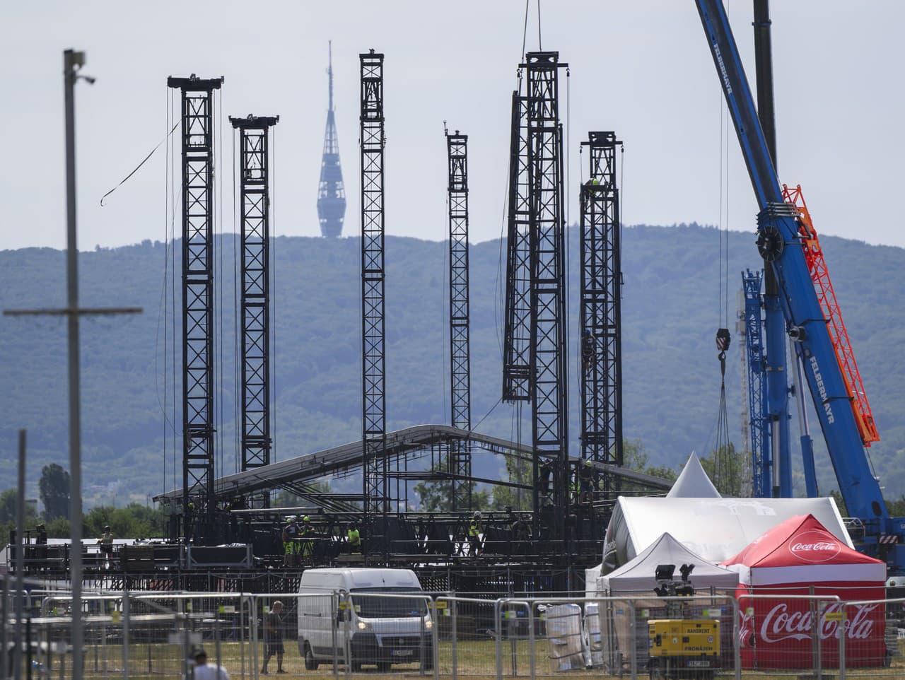 Na snímke prípravy na koncert legendárnej austrálskej rockovej skupiny AC/DC