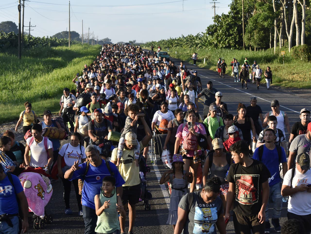 Migranti kráčajú po diaľnici cez Suchiate v štáte Chiapas na juhu Mexika počas svojej cesty na sever k hraniciam s USA v nedeľu 21. júla 2024.