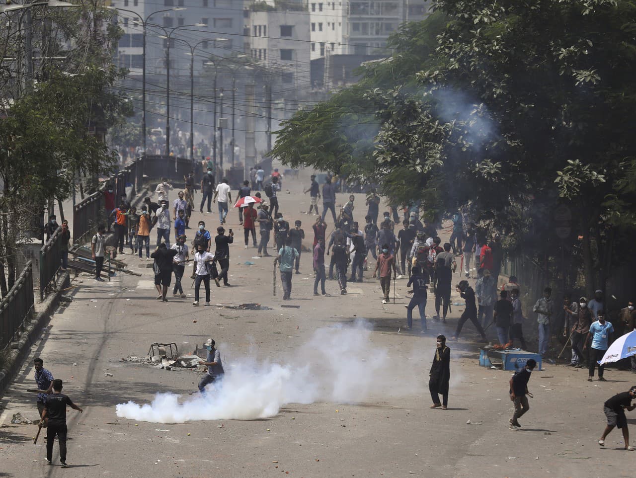 Študenti v kolízii s členmi poriadkovej polície počas protestu 