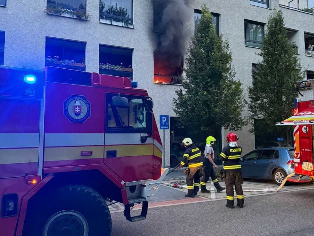  Hasiči zasahovali pri požiari bytu v Petržalke