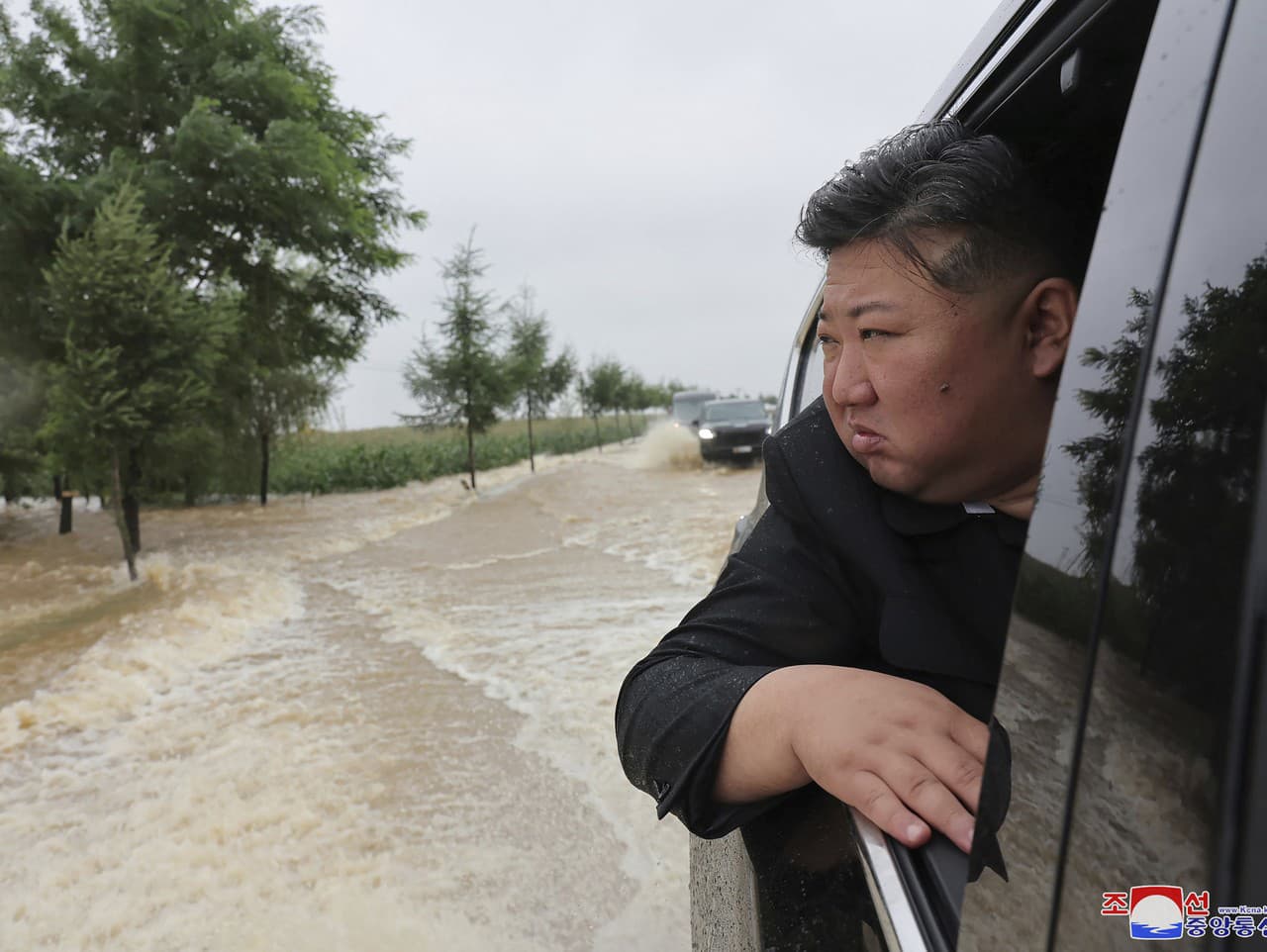 Kim Čong-un navštívil zaplavené oblasti pri hraniciach s Čínou 