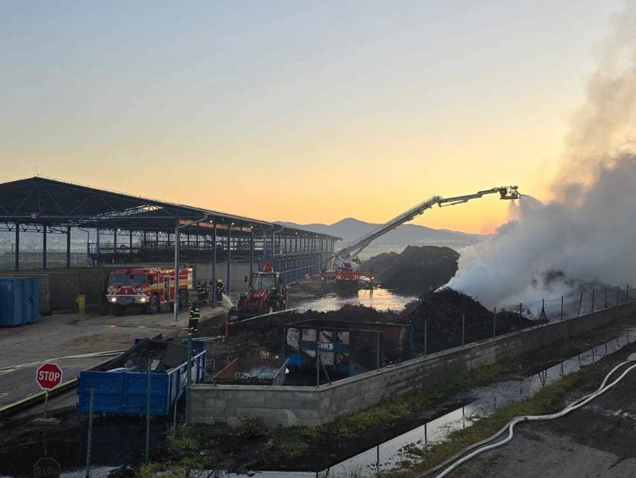 V Dolných Krškanoch hasiči už vyše 13 hodín zápasia s ohňom.