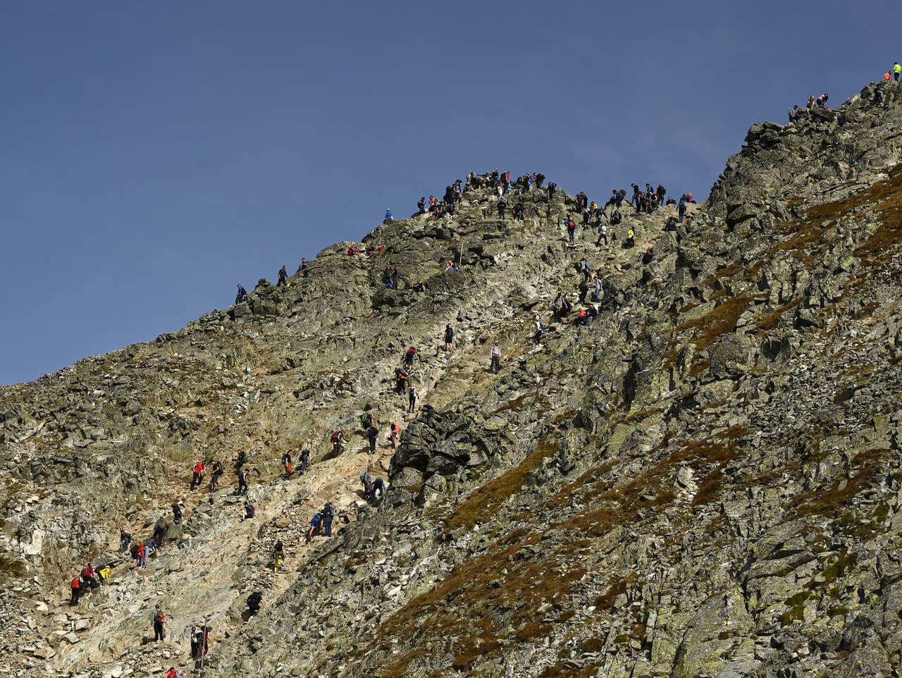 Na vrchole Rysy (2503 m) vo Vysokých Tatrách sa to cez leto vždy hemží veľkým množstvom turistov