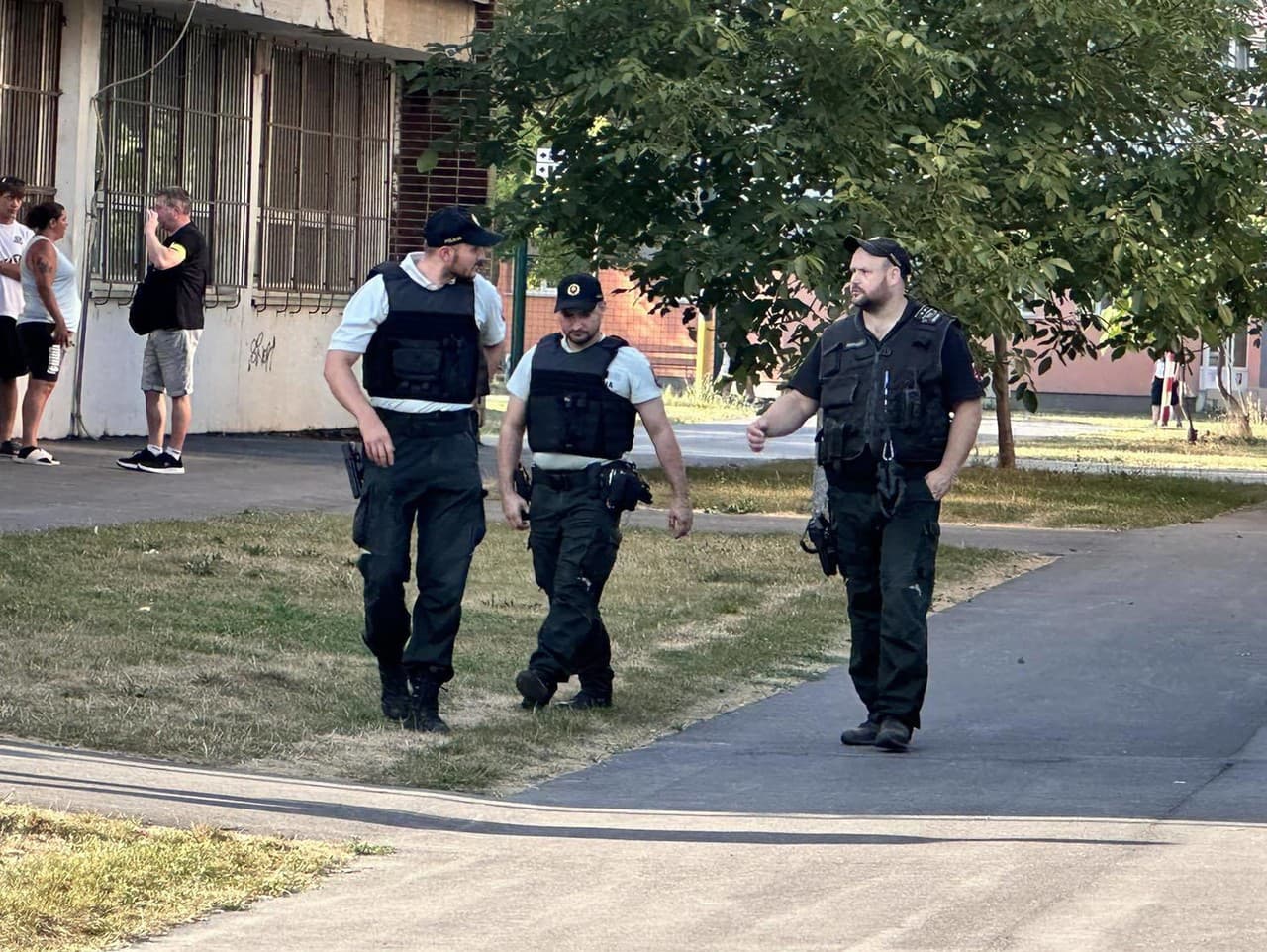 Polícia prehľadáva okolie. Svedkovia im nahlásili streľbu.