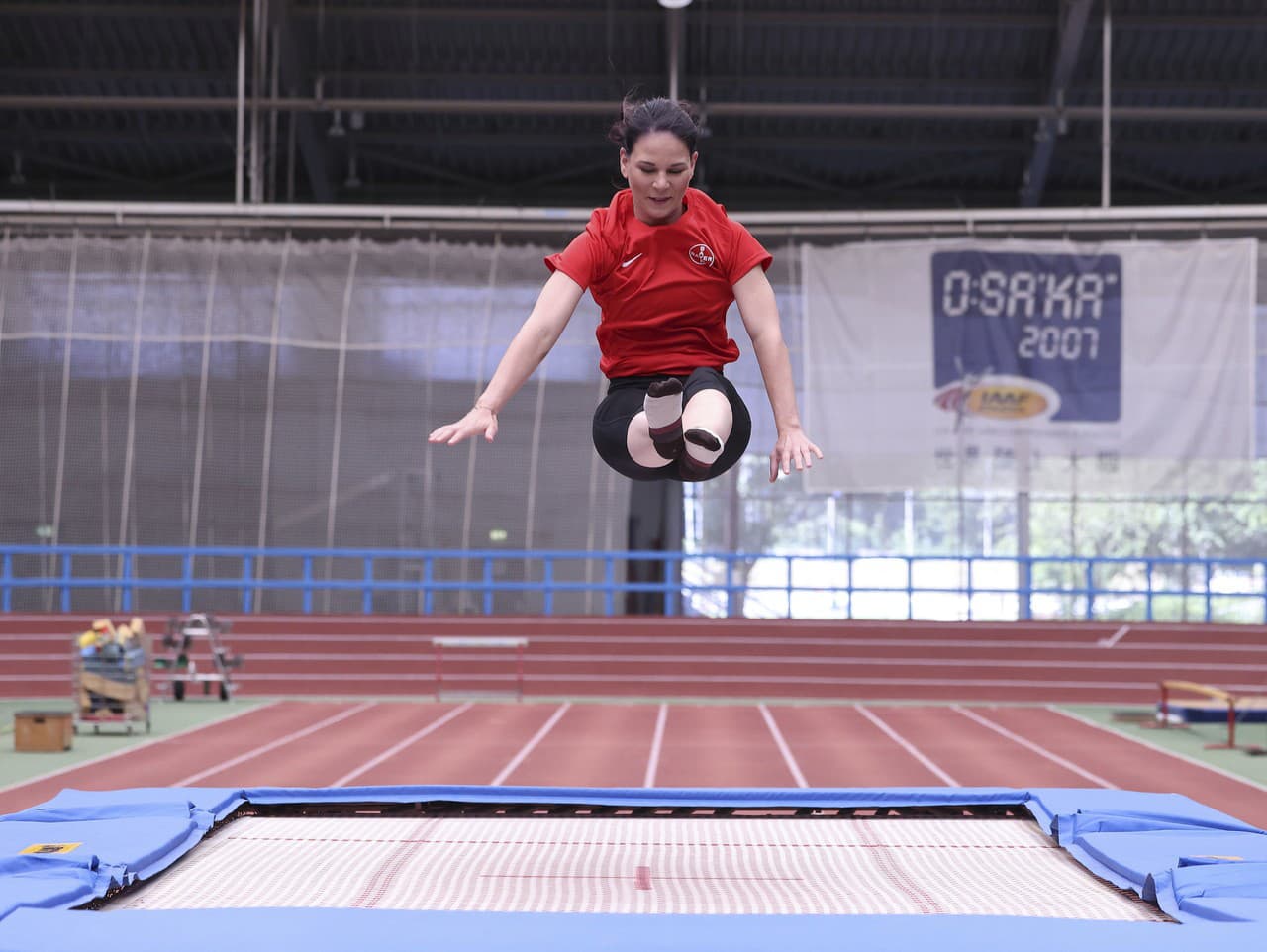 Annalena Baerbocková skákala na trampolíne.