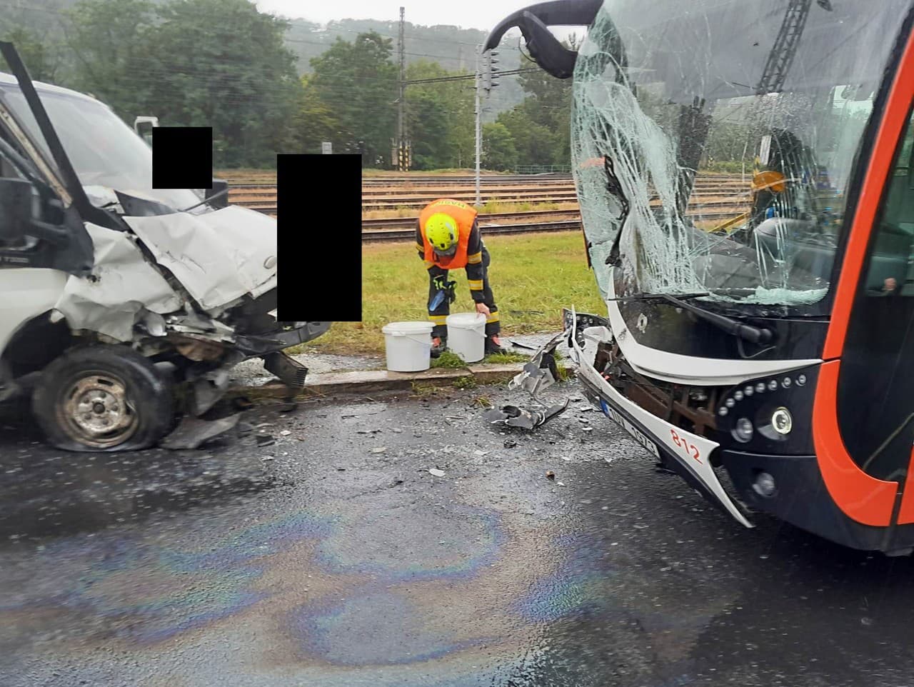 V Ústí nad Labem sa zrazilo auto s autobusom