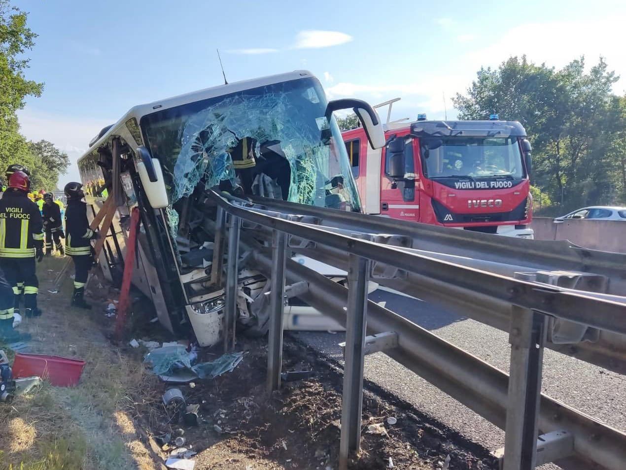 Zvodidlá prerazili prednú časť autobusu.