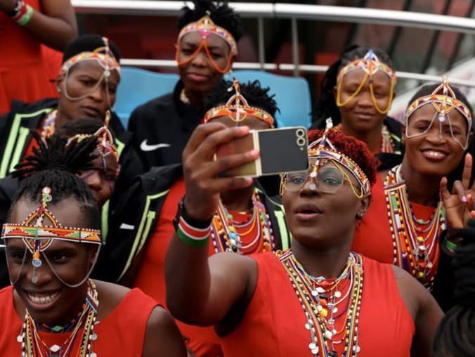 Kenský tím posiela svojim fanúšikom selfie urobené novým telefónom Samsung Galaxy Z Flip6 Olympic Edition.