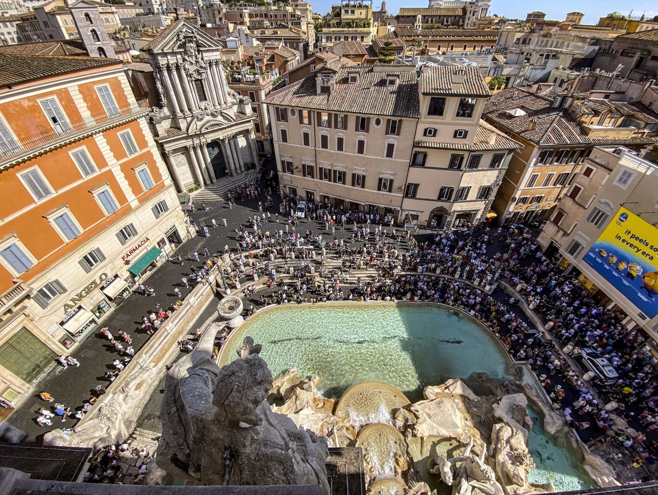 Pohľad na barokovú Fontánu di Trevi z priečelia paláca Palazzo Poli v Ríme