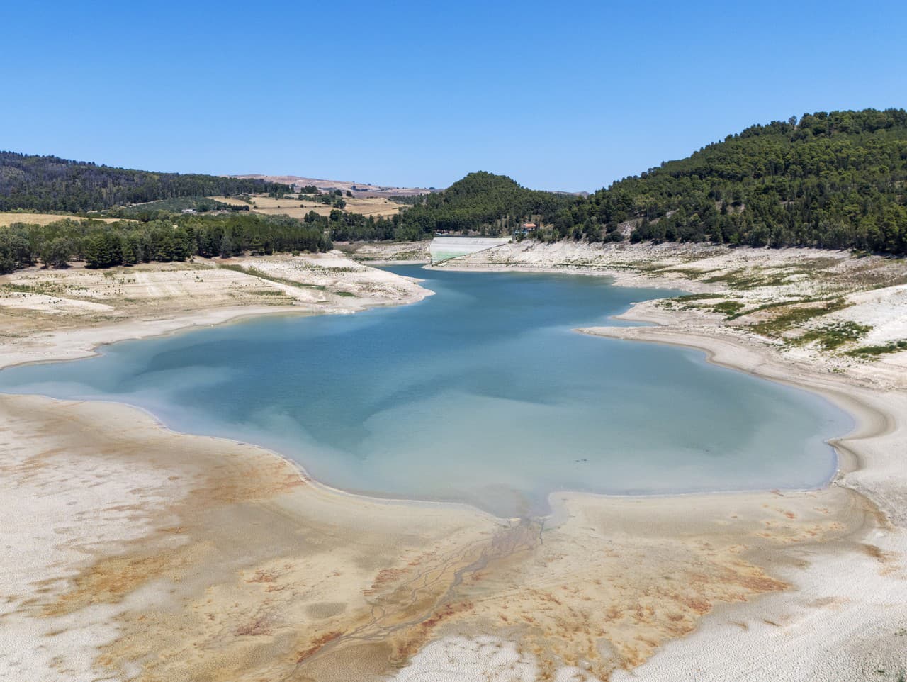 Jazero Fanaco, ktoré zásobuje vodou veľkú časť južnej Sicílie vrátane mesta Agrigento.