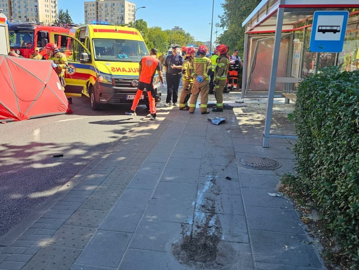 Do autobusovej zastávky vo Varšave vrazilo auto.