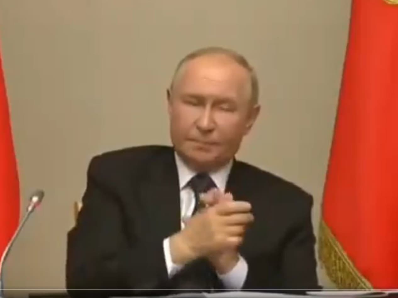 Vladimir Putin pôsobí na videu značne nervózne.