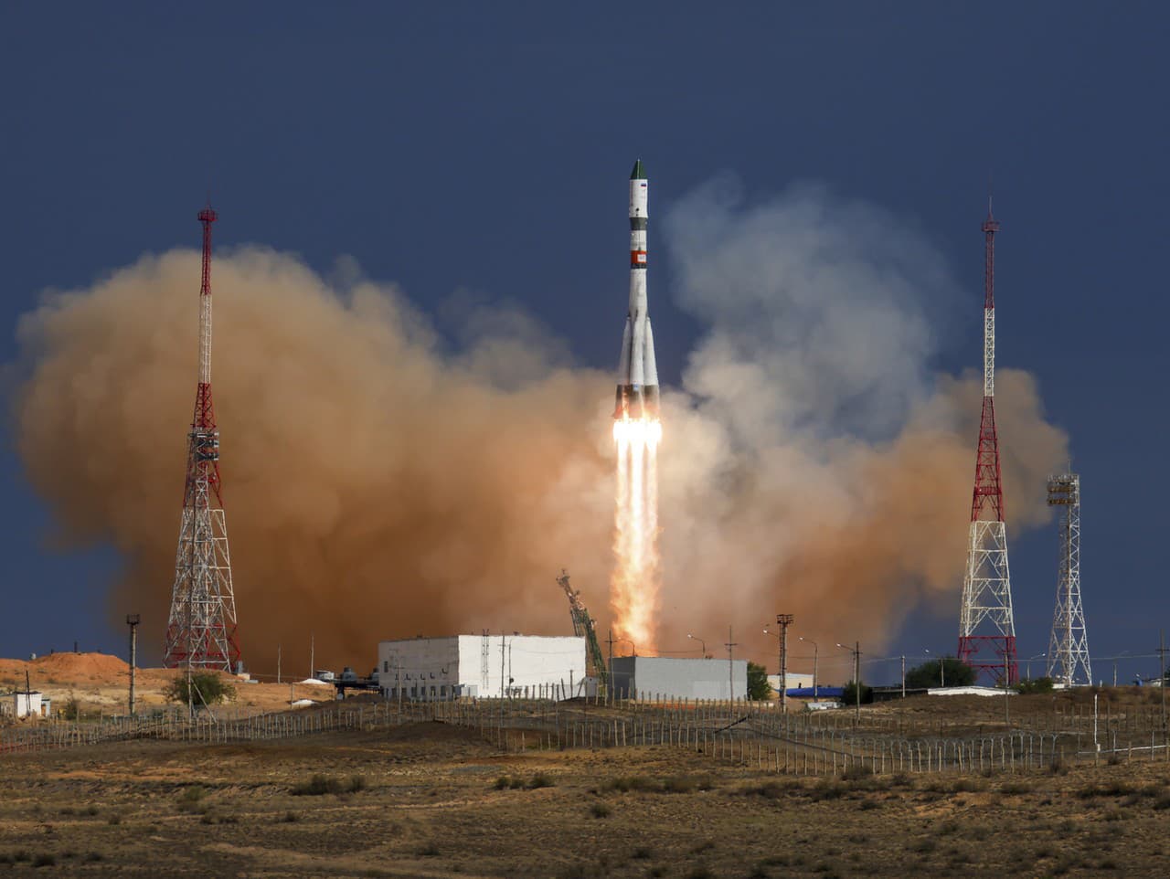 Na tejto fotografii zverejnenej vesmírnou korporáciou Roskosmos sa raketový posilňovač Sojuz-2.1a s kozmickou nákladnou loďou Progress MS-28 vznáša zo štartovacej rampy na ruskom prenajatom kozmodróme Bajkonur.