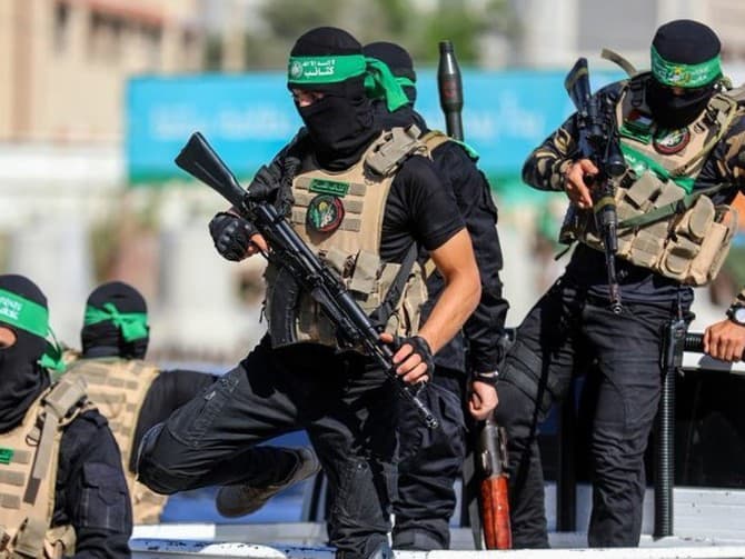 Bojovníci radikálnej teroristickej skupiny Hamas, ktorá operuje v pásme Gazy