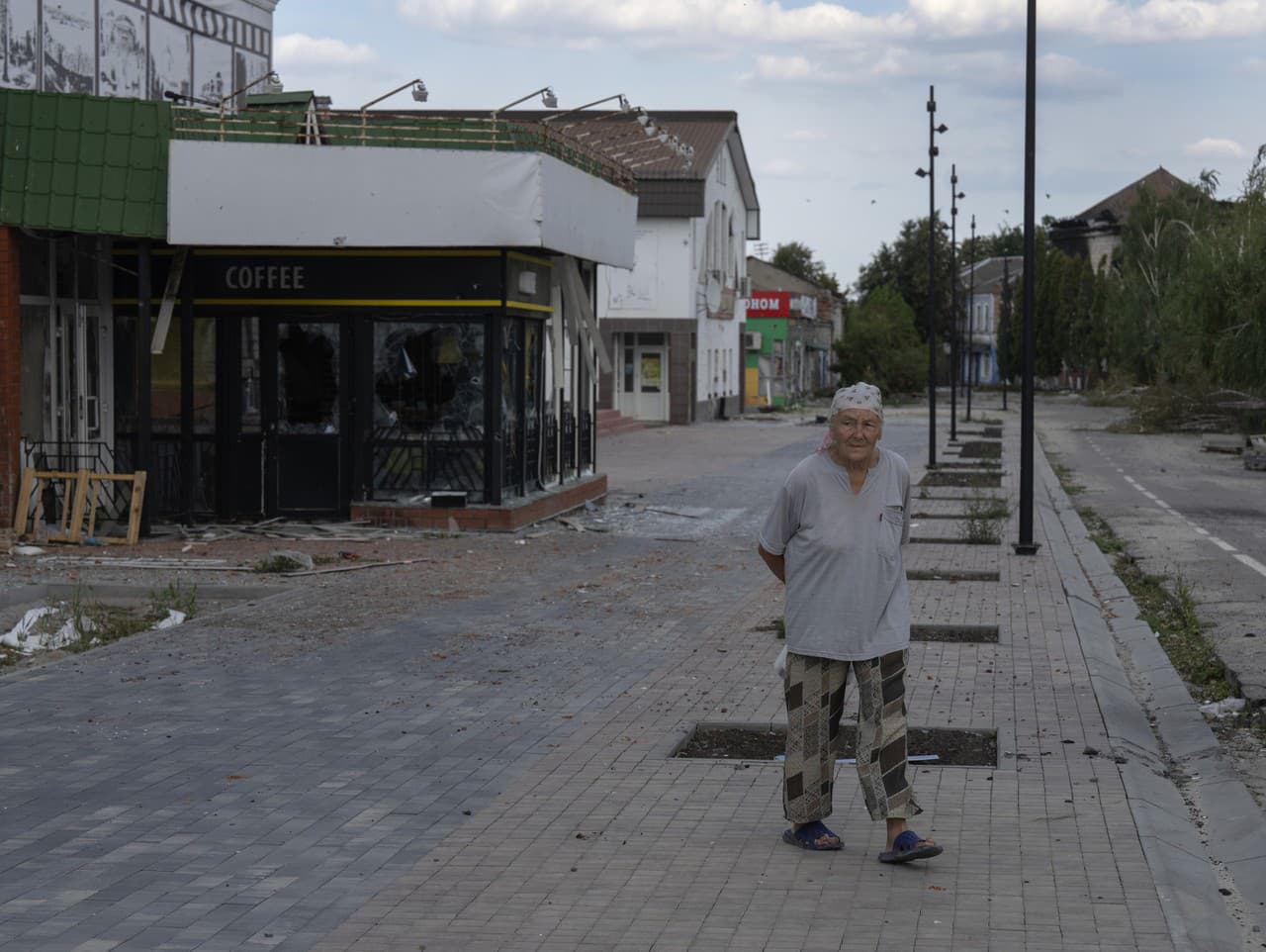 Miestny obyvateľ prechádza okolo centra mesta v Sudža v regióne Kursk.  Ilustračné foto