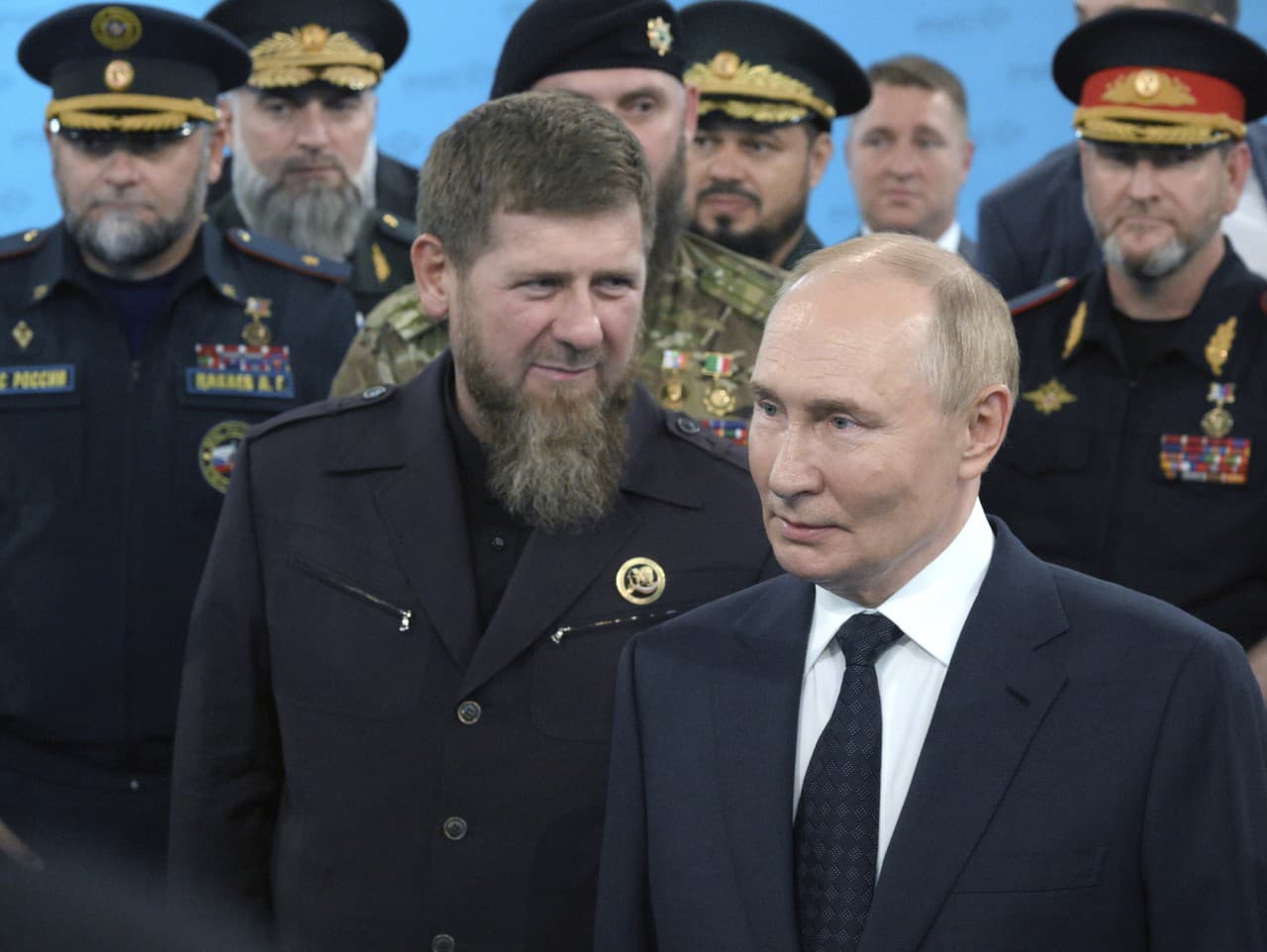 Ruský prezident Vladimir Putin na oficiálnej návšteve Čečenska. Za ním miestny vodca a dlhoročný priateľ a podporovateľ  Ramzan Kadyrov