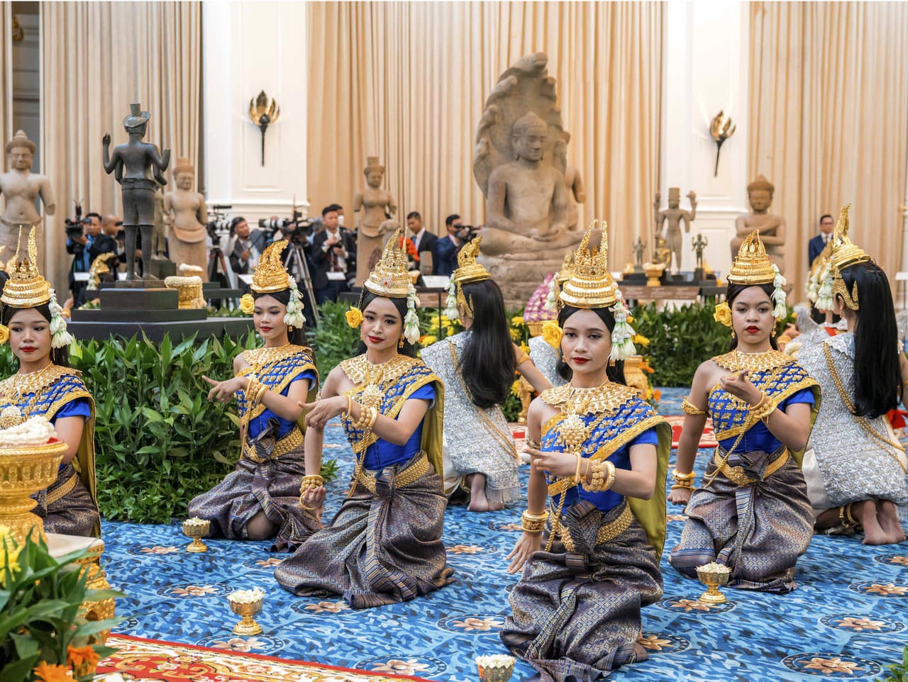 Kambodžské tanečnice počas ceremoniálu na vrátenie artefaktov v Paláci mieru.