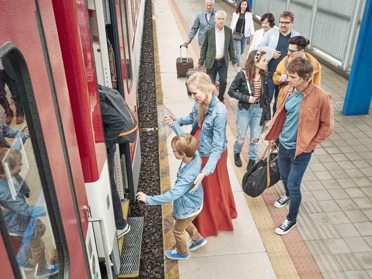 Cestovanie vlakmi „zadarmo“ je dostupné pre žiakov základných a stredných škôl, študentov vysokých škôl, ako aj zahraničných žiakov a študentov