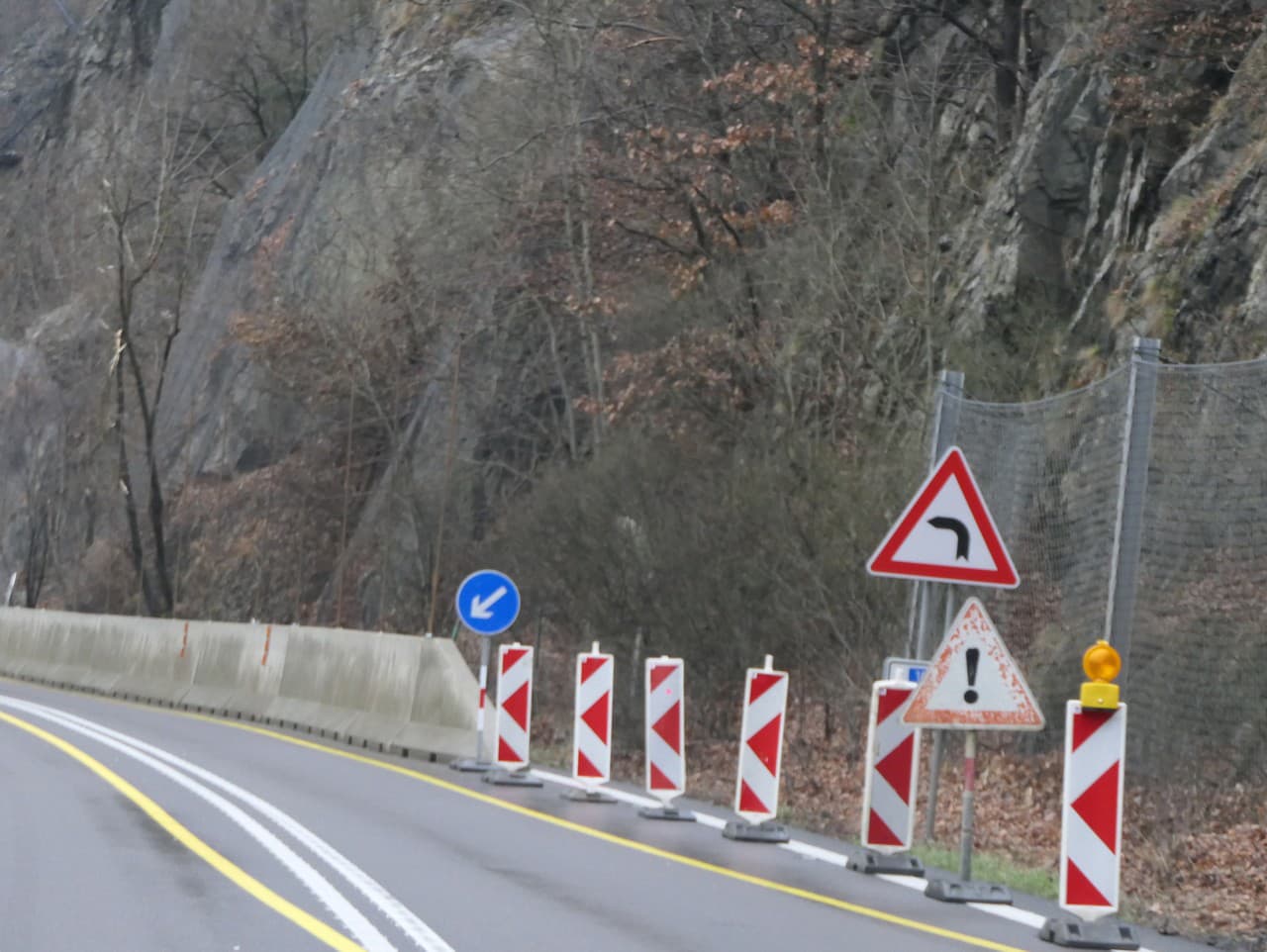 Na ceste pod Strečnom dokončia cez víkend budovanie ochranného plota
