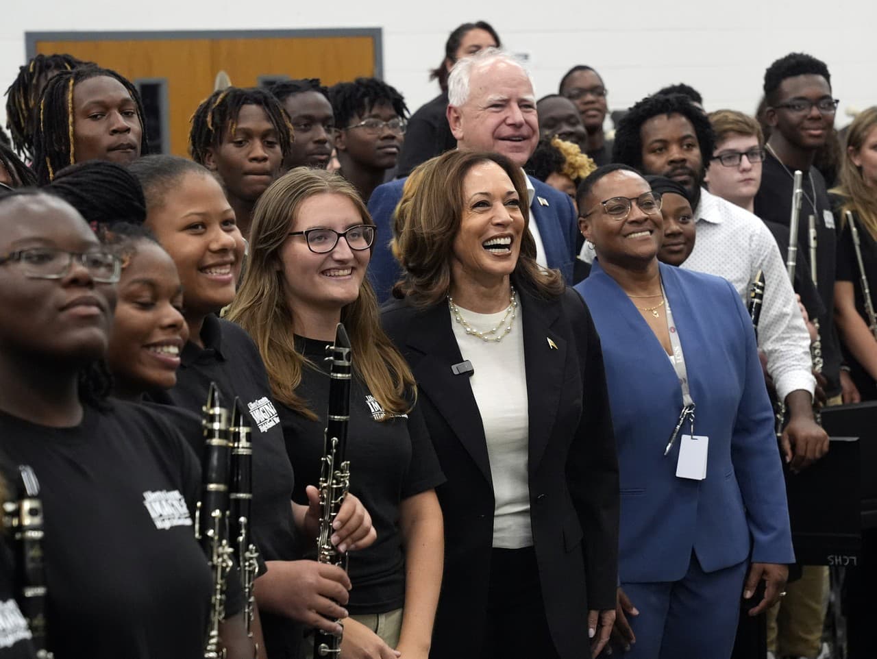 Demokratická kandidátka na prezidentku Kamala Harrisová a demokratický kandidát na viceprezidenta Minnesoty Tim Walz pózujú na fotografii s členmi pochodovej kapely na strednej škole Liberty County High School v Hinesville v štáte Georgia, v stredu 28. au