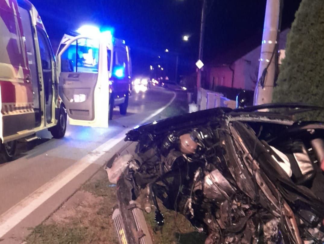 Sobotná nehoda v obci Staškov si vyžiadala jednu obeť