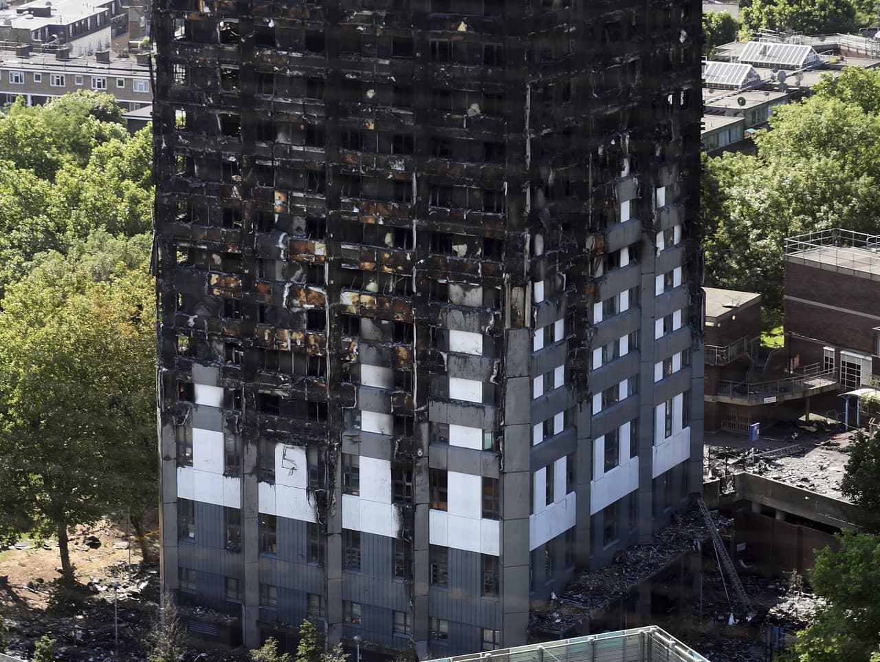 Po požiari v budove Grenfell Tower ostali desiatky mŕtvych a nezvestných