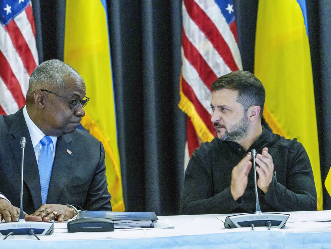 Ukrajinský prezident Volodymyr Zelenskyj (vpravo) a americký minister obrany Lloyd Austin