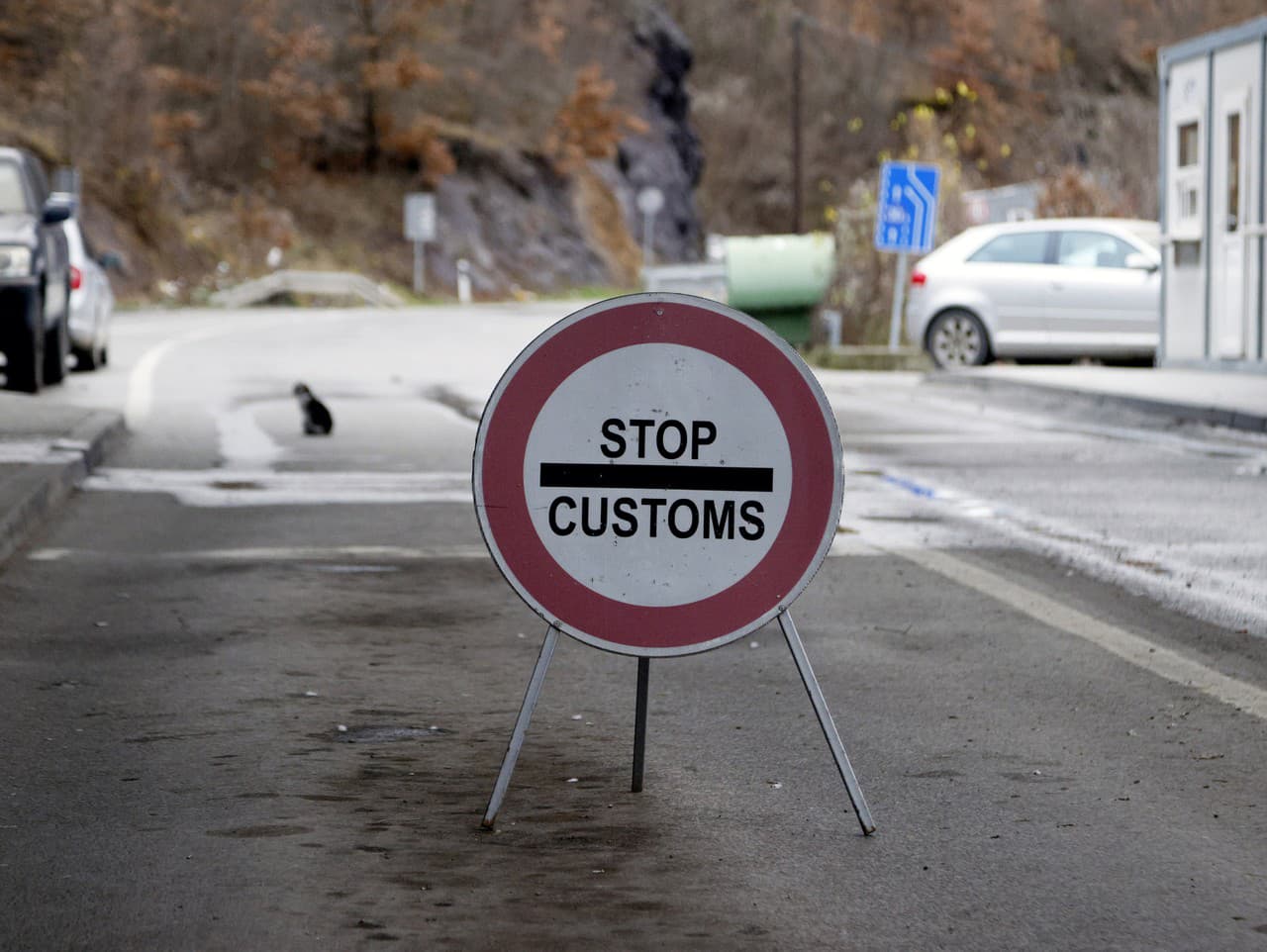 Dopravná značka na uzavretom hraničnom priechode.