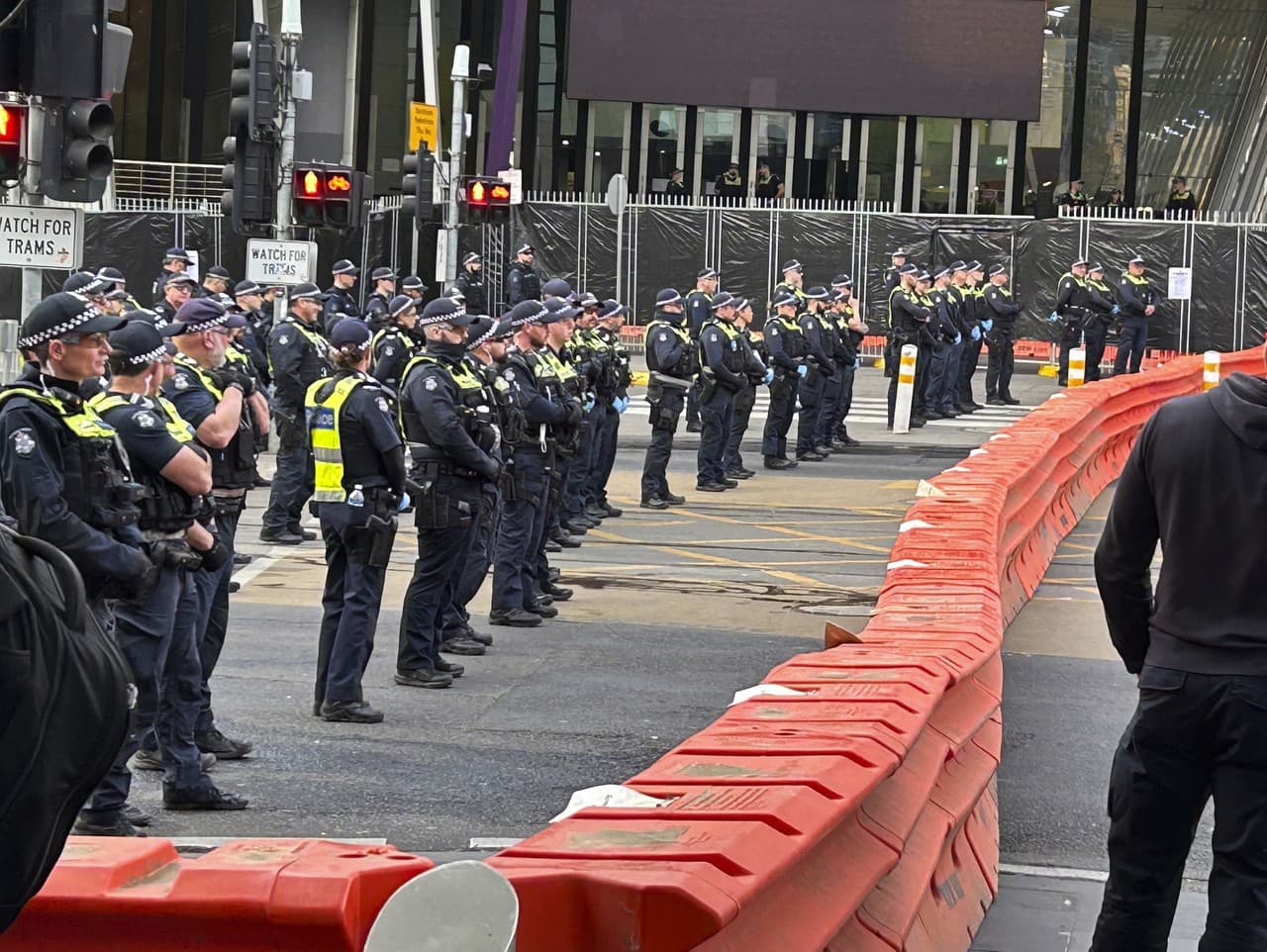 Polícia hliadkuje počas rozsiahlych protivojnových demonštrácií.