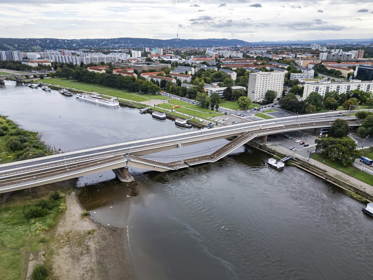 V Drážďanoch došlo k zrúteniu mosta Carolabrücke