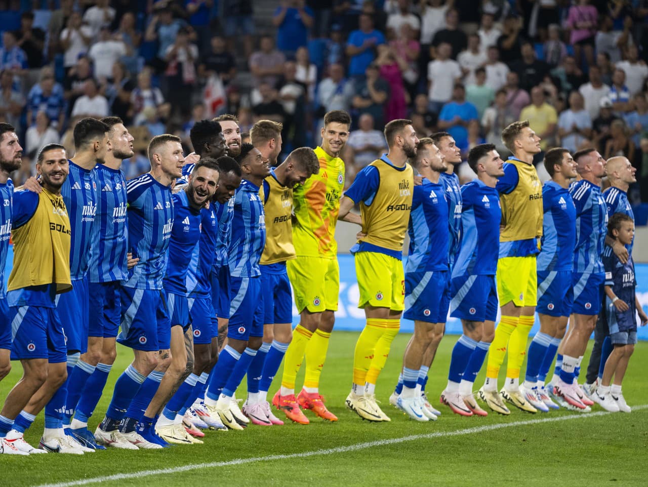 Oslavujúci hráči ŠK Slovan Bratislava po víťazstve v predkole Ligy majstrov