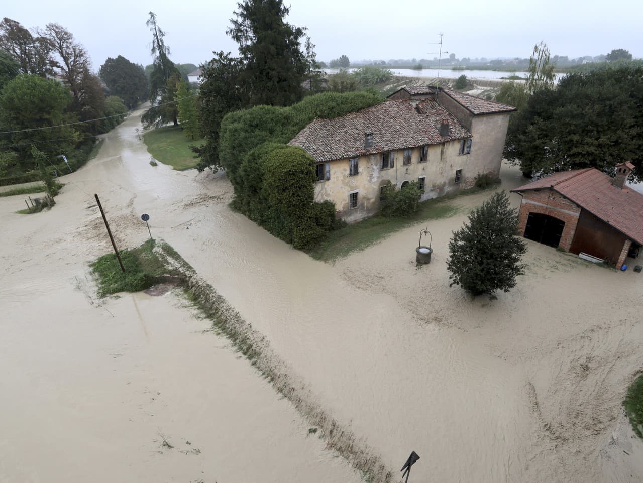 Rieka Lamone sa vylieva z brehov pri meste Bagnacavallo v talianskom regióne Emilia-Romagna vo štvrtok 19. septembra