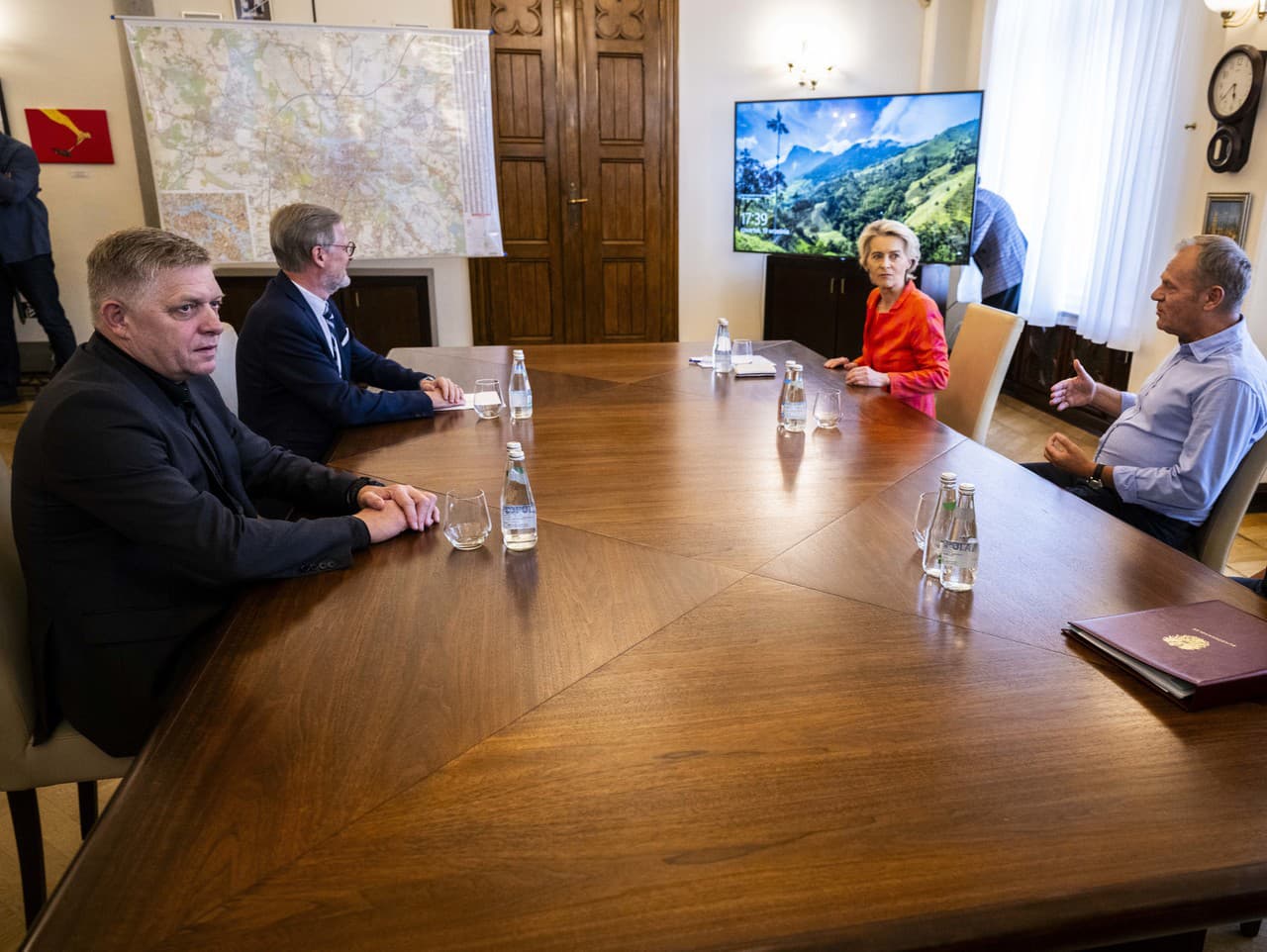 Robert Fico, český premiér Petr Fiala, predsedníčka Európskej komisie Ursula von der Leyenová, poľský premiér Donald Tusk a rakúsky kancelár Karl Nehammer