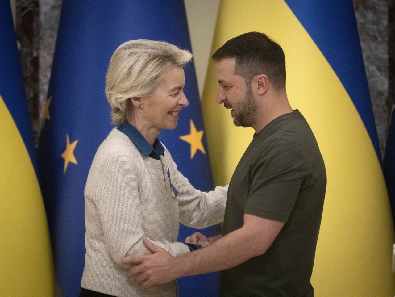 Predsedníčka Európskej komisie (EK) Ursula von der Leyenová (vľavo) a ukrajinský prezident Volodymyr Zelenskyj sa vítajú počas stretnutia v Kyjeve.