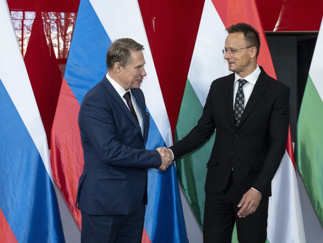 Maďarský minister zahraničných vecí a vonkajších ekonomických vzťahov Péter Szijjártó (vpravo) a ruský minister zdravotníctva Michail Muraško.