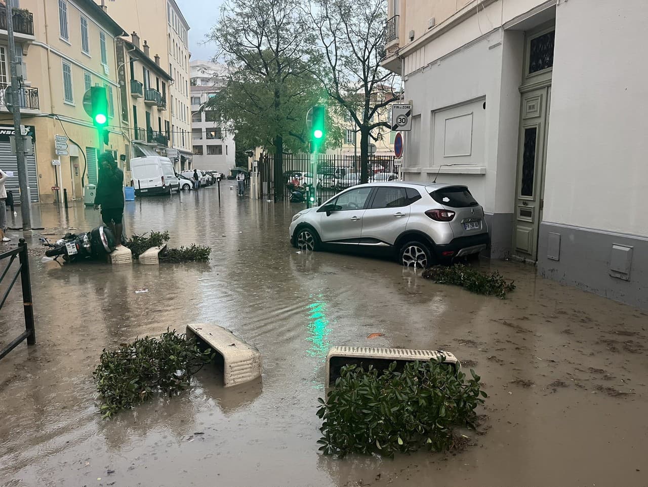 Cannes zasiahla prívalová povodeň.