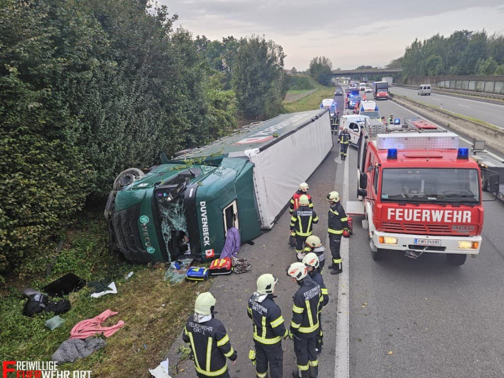 Kamión zišiel z cesty a prevrátil sa.