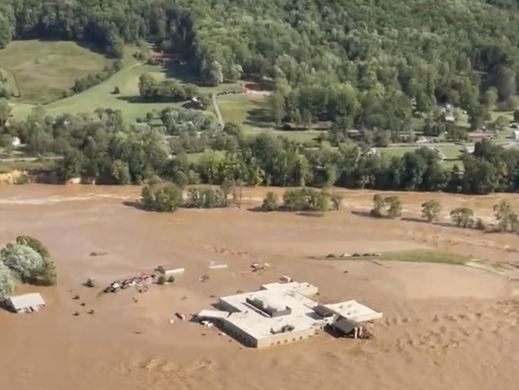 Helikoptéra na streche Unicoi County Hospital v Erwin, Tennessee, museli byť zachránení pacienti a personál po tom, čo rieka Nolichucky zaplavila a obkľúčila budovu pred hurikánom Helene