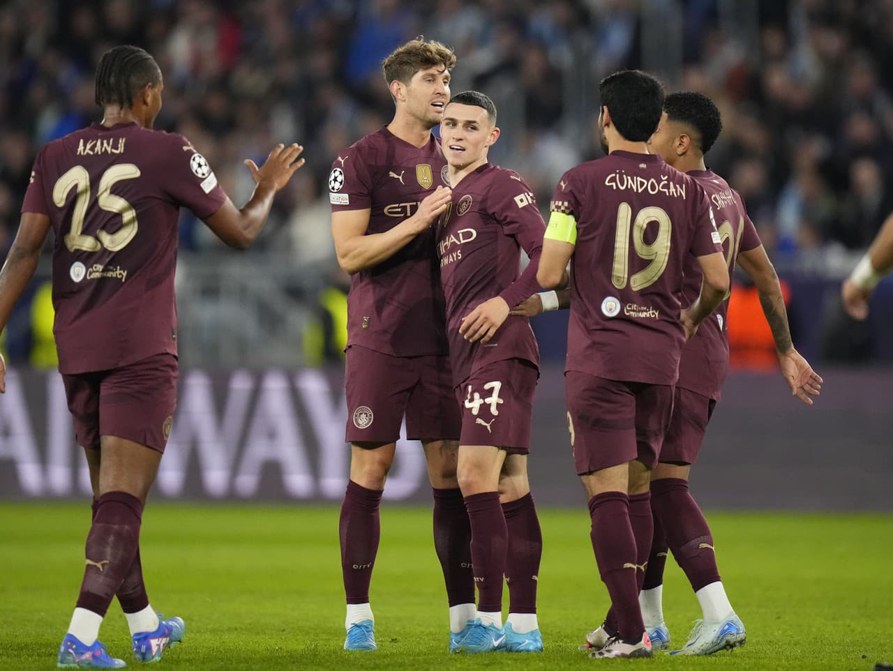 Hráči Manchester City FC oslavujú gól